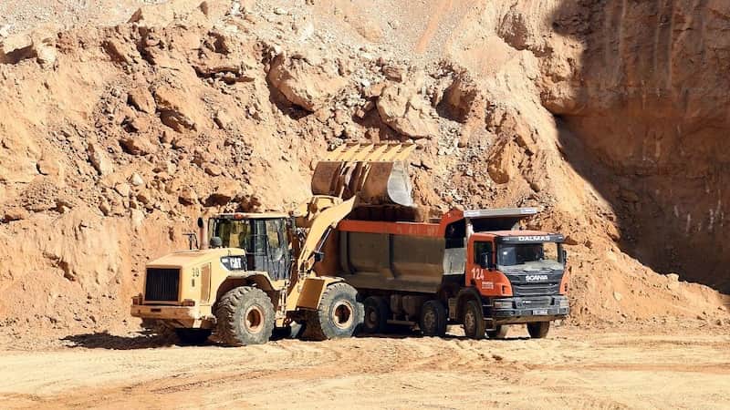 از معدن تا کارخانه: مسیر خاک تا آجر